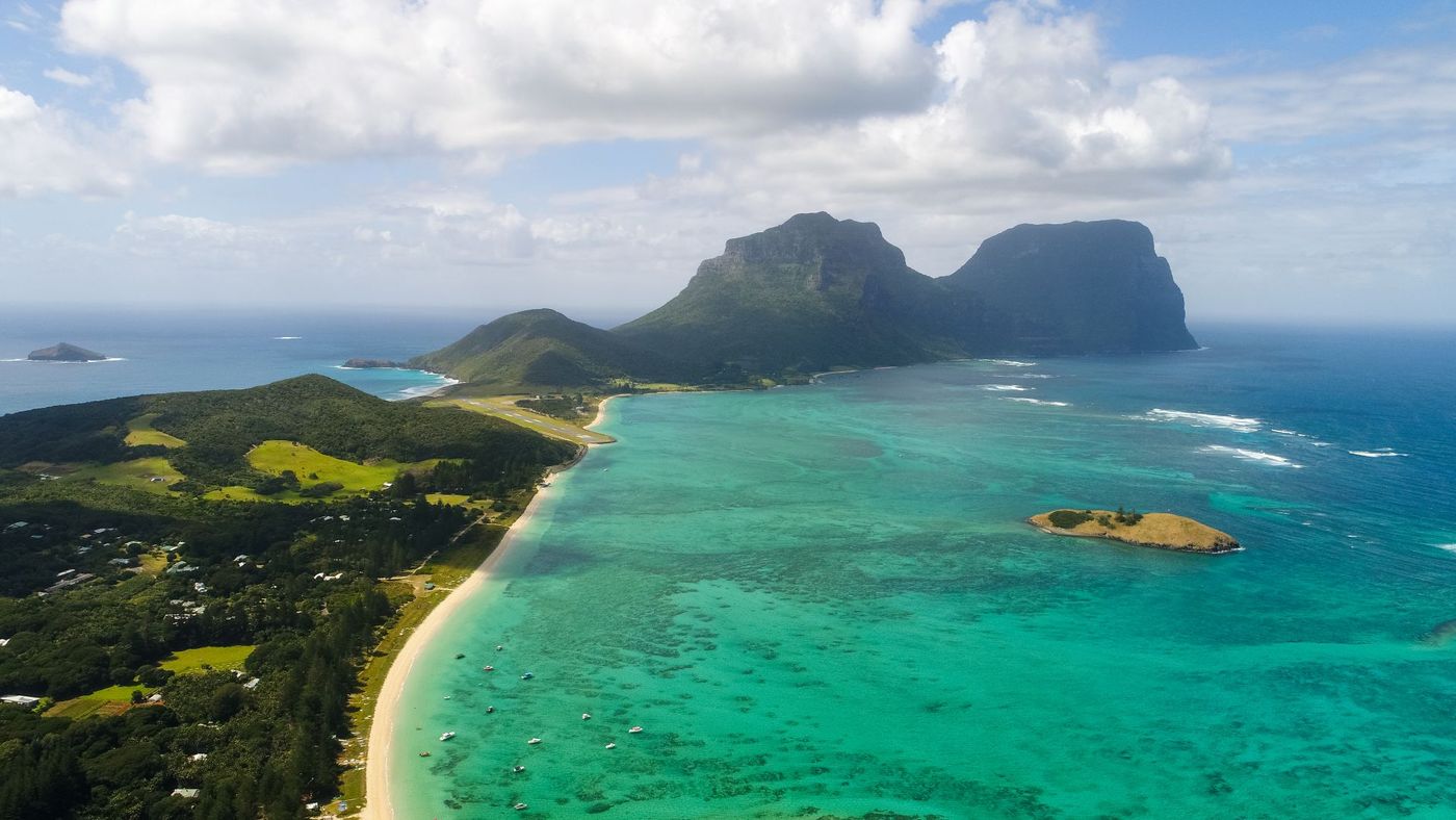 Aerial-View-of-Lord-Howe-Island's-Turquoise-Lagoon