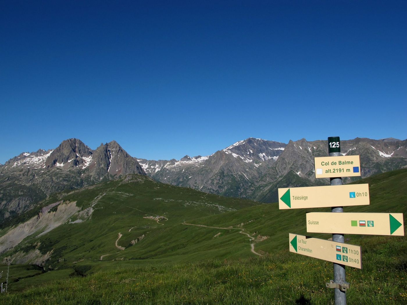 Signpost-to-Col-de-Balme-on-a-Clear-Day