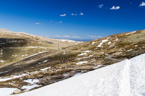 Summit-Track-to-Mount-Kosciuszko-in-Early-Snow