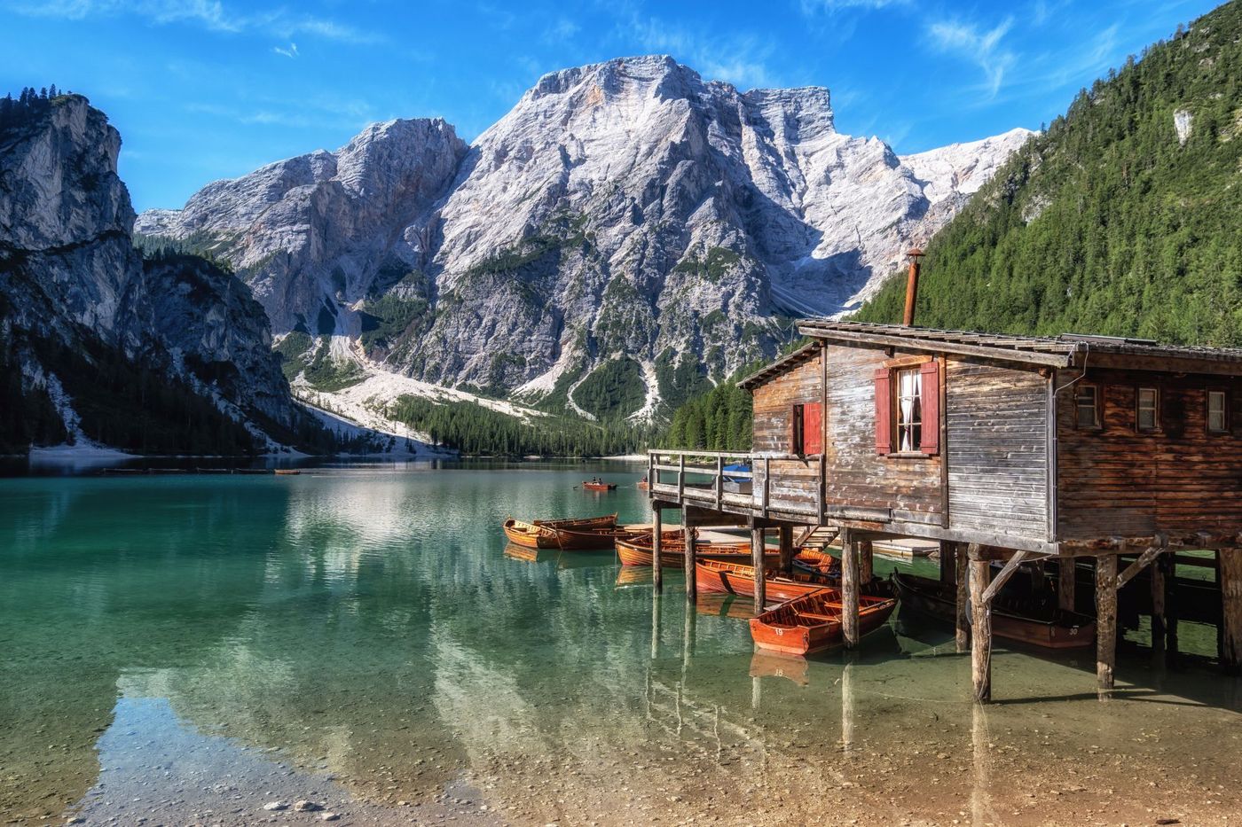 The-Iconic-Boathouse-on-Lago-di-Braies