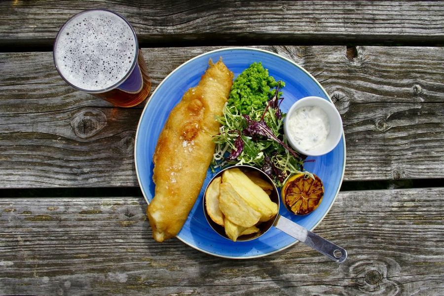 Traditional-English-fish-and-chips-with-mushy-peas