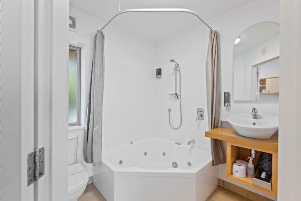 Tussock peak bathroom