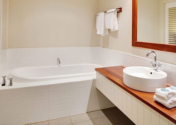 cape to cape walk  accommodation bathroom