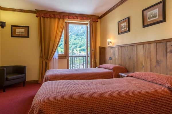 hotel crampon courmayeur bedroom